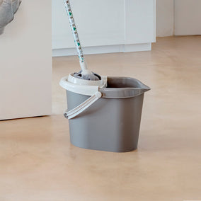 Cubos de fregona y limpieza