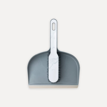 Scopa e paletta a mano