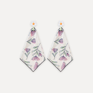 Set of 2 microfiber hand towels and 2 suction cup hangers