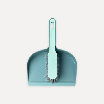 Scopa e paletta a mano