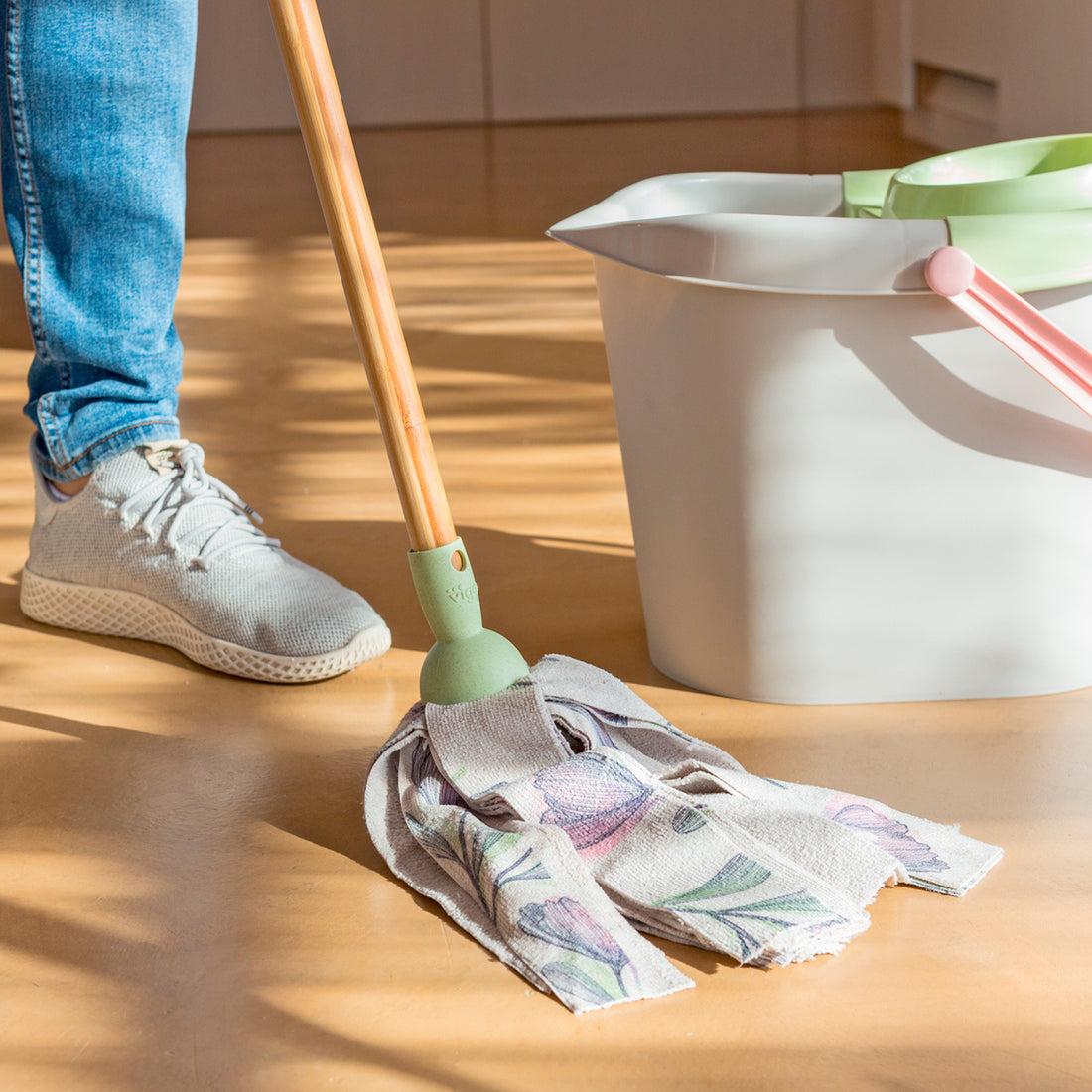 Microfiber mop with bamboo handle