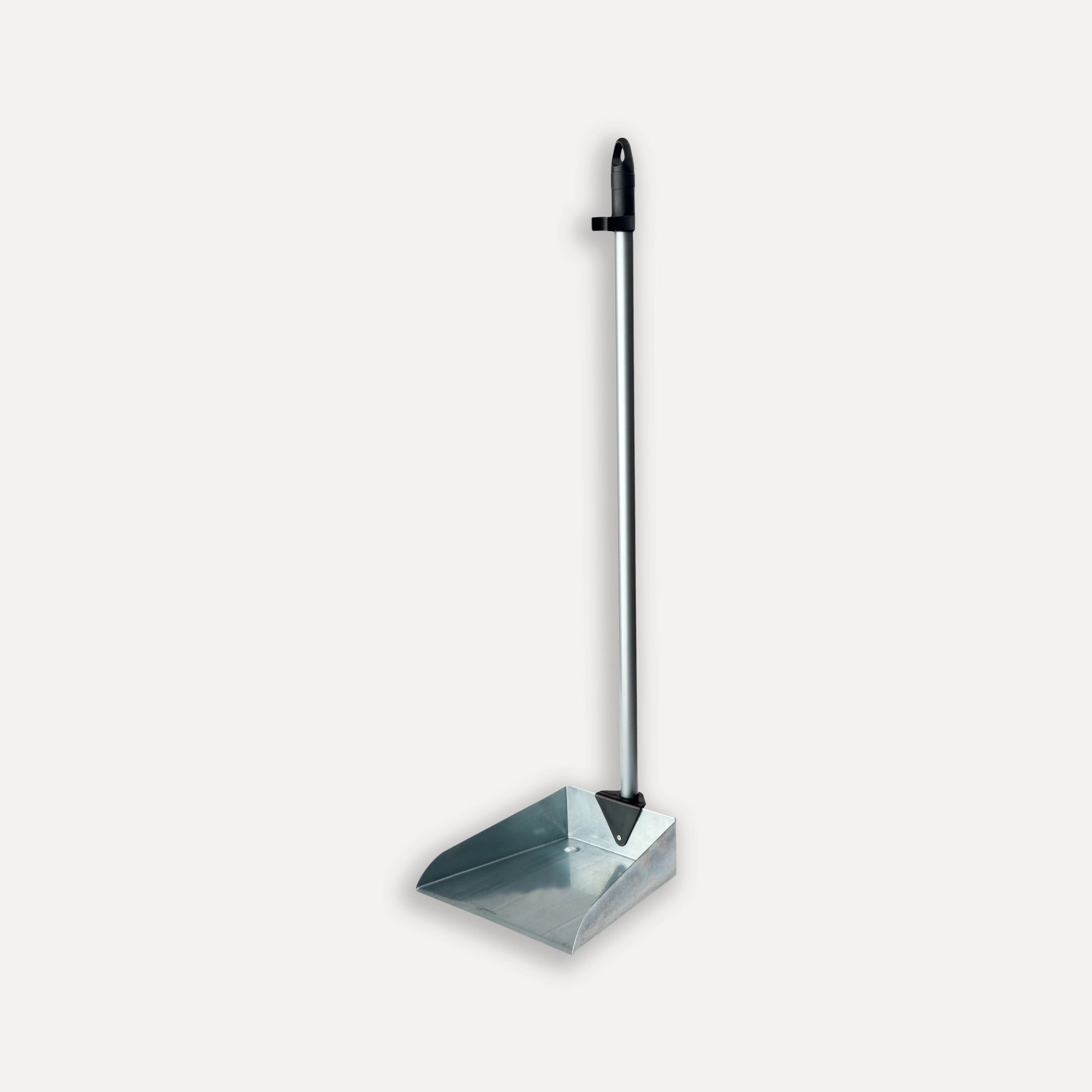 Metal dustpan with handle